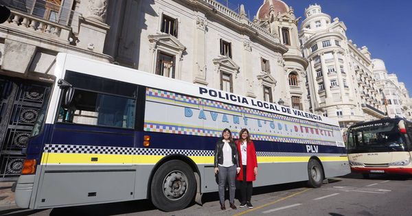 Foto: El autobús de la Policía Local de Valencia que recuerda que se pueden denunciar agresiones homófobas y transfóbicas.