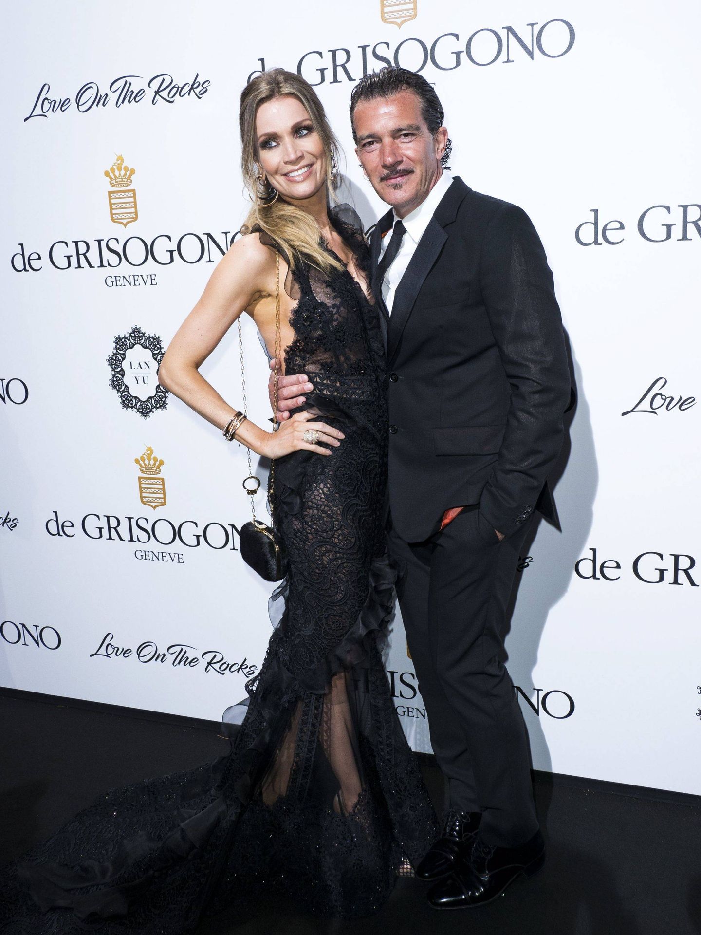 Antonio Banderas y Nicole Kimpel asisten a la fiesta de De Grisogono en Antibes en 2017. (EFE)