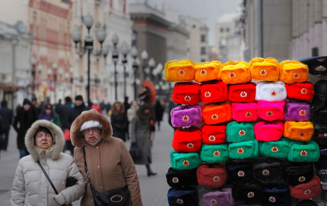 Dos mujeres pasan frente a una tienda con gorros Ushanka en el centro de Moscú. (EFE)