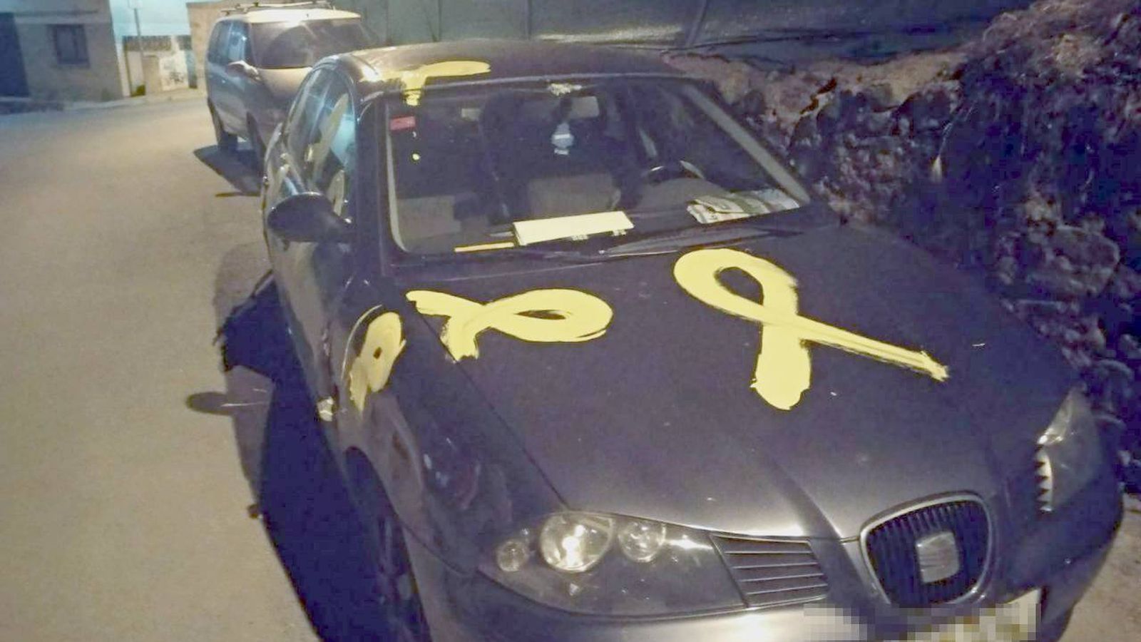 Foto: El coche del hombre que quitaba lazos independentistas, pintado con símbolos amarillos.