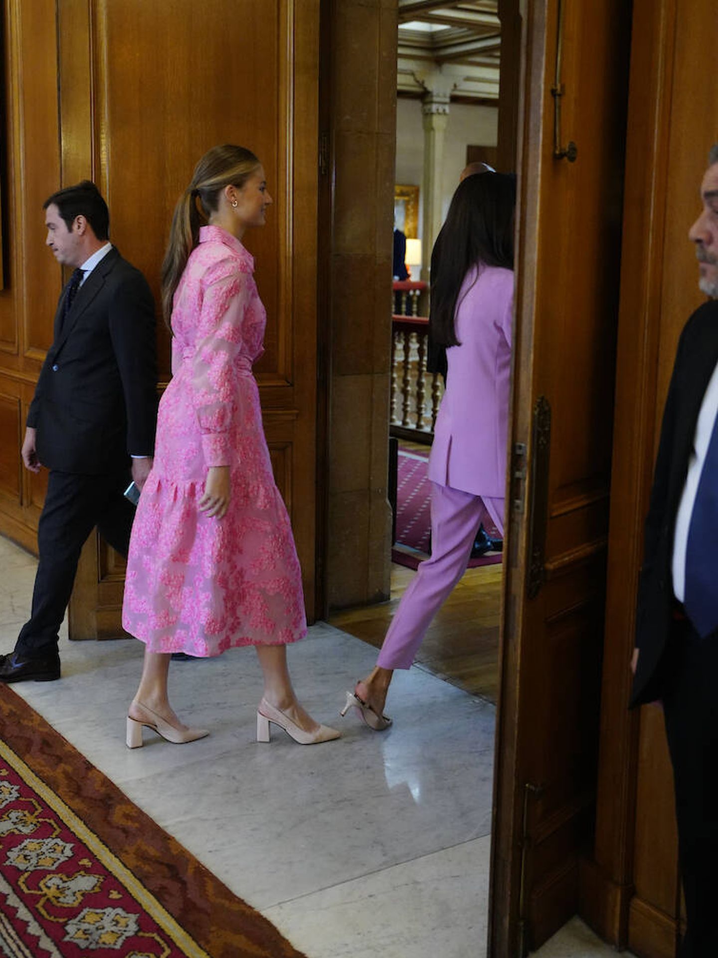 La llegada de la princesa Leonor a las audiencias con los premiados en el hotel de la Reconquista. (LP)