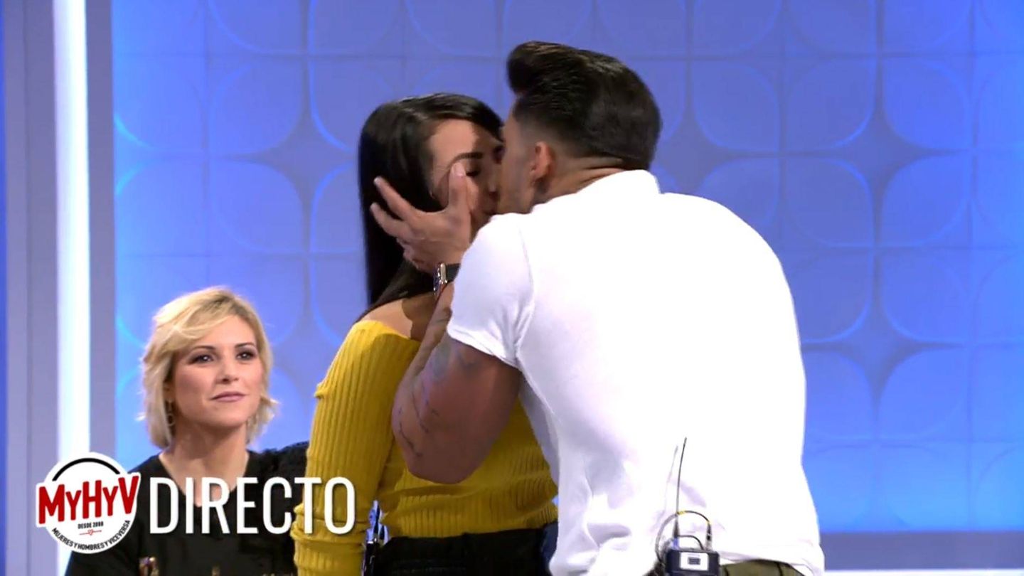 Julián besa a Nerea. (Mediaset España)