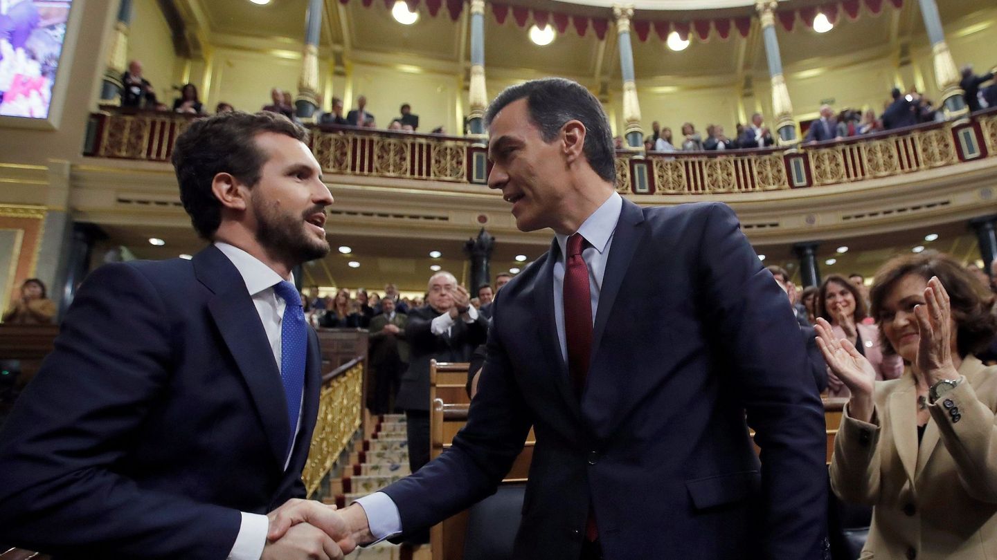 El líder del Partido Popular, Pablo Casado (i), felicita a Pedro Sánchez. (EFE)