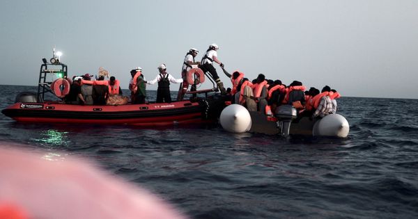 Foto: Rescate en alta mar, en la madrugada del domingo 10 de junio de varius inmigrantes que fueron trasladados al Aquarius. (EFE)