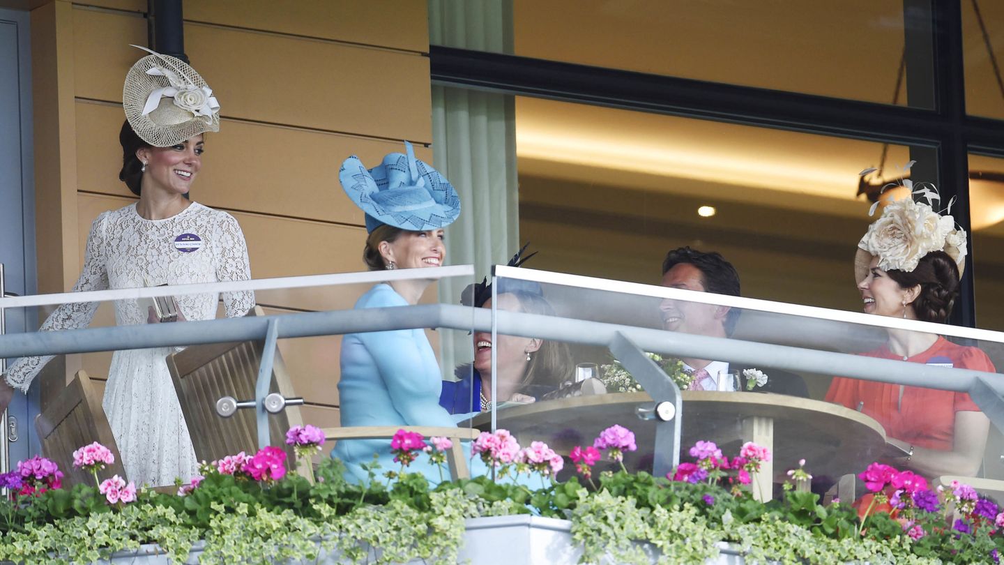 Mary, Sophie de Wessex y Kate Middleton, en Ascot en 2016. (Reuters)