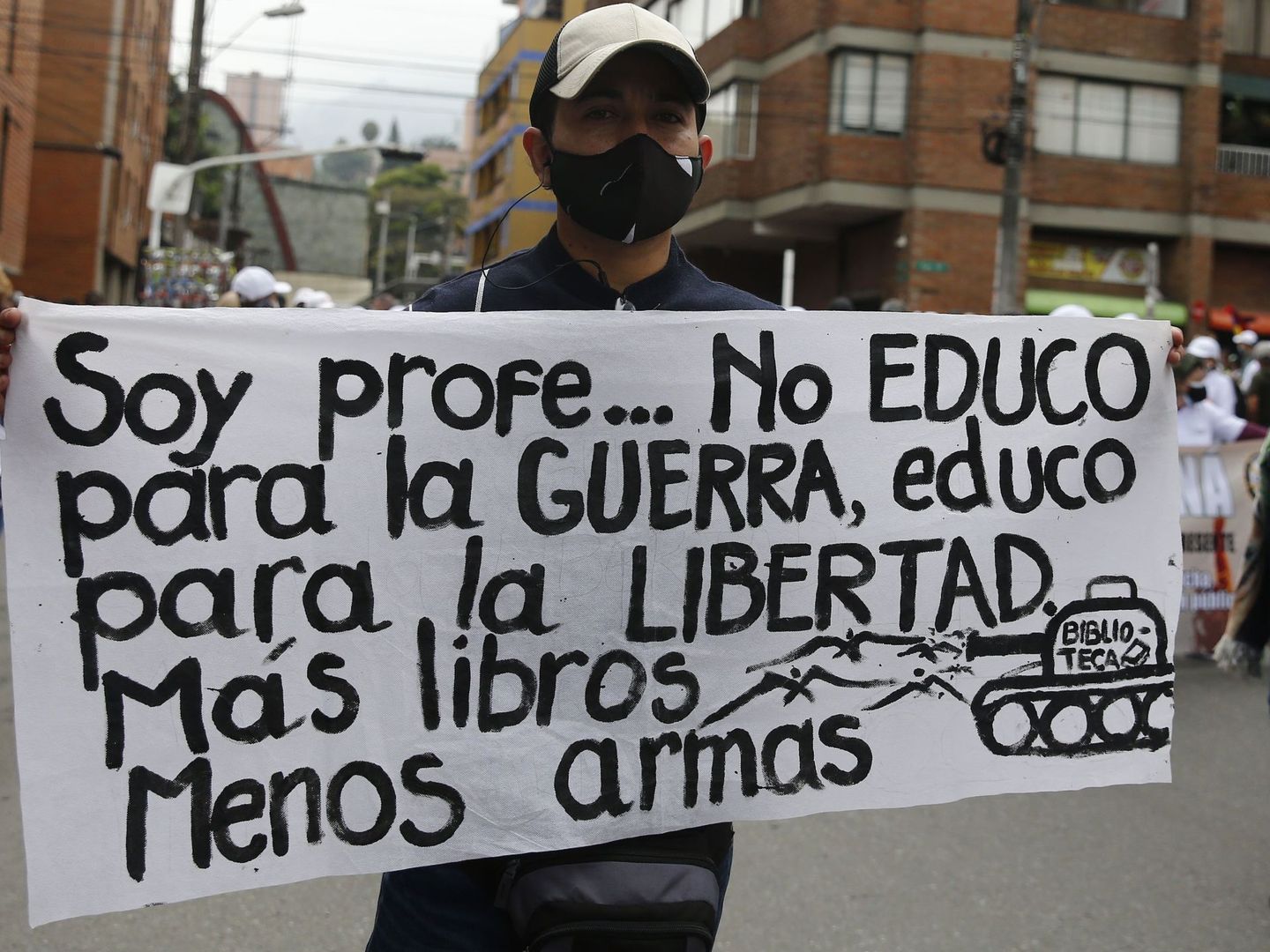 Un hombre muestra un cartel durante una nueva jornada de protestas en Medellín. (EFE)