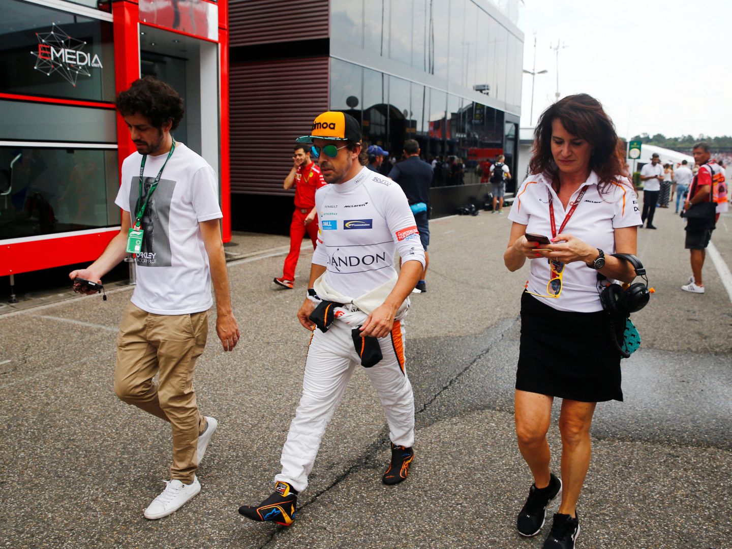 Fernando Alonso es optimista con el rendimiento del McLaren, aunque en clasificación no haya cambios. (Reuters)