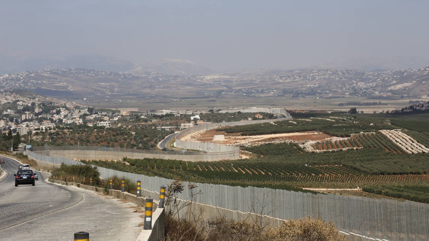 Este es un claro ejemplo del conflicto existente en Líbano. En las inmediaciones de Odaisseh, el muro construido por Israel (campos de cultivo a la derecha). A la izquierda y al fondo, territorio libanés. (Foto: Juanjo Fernández)