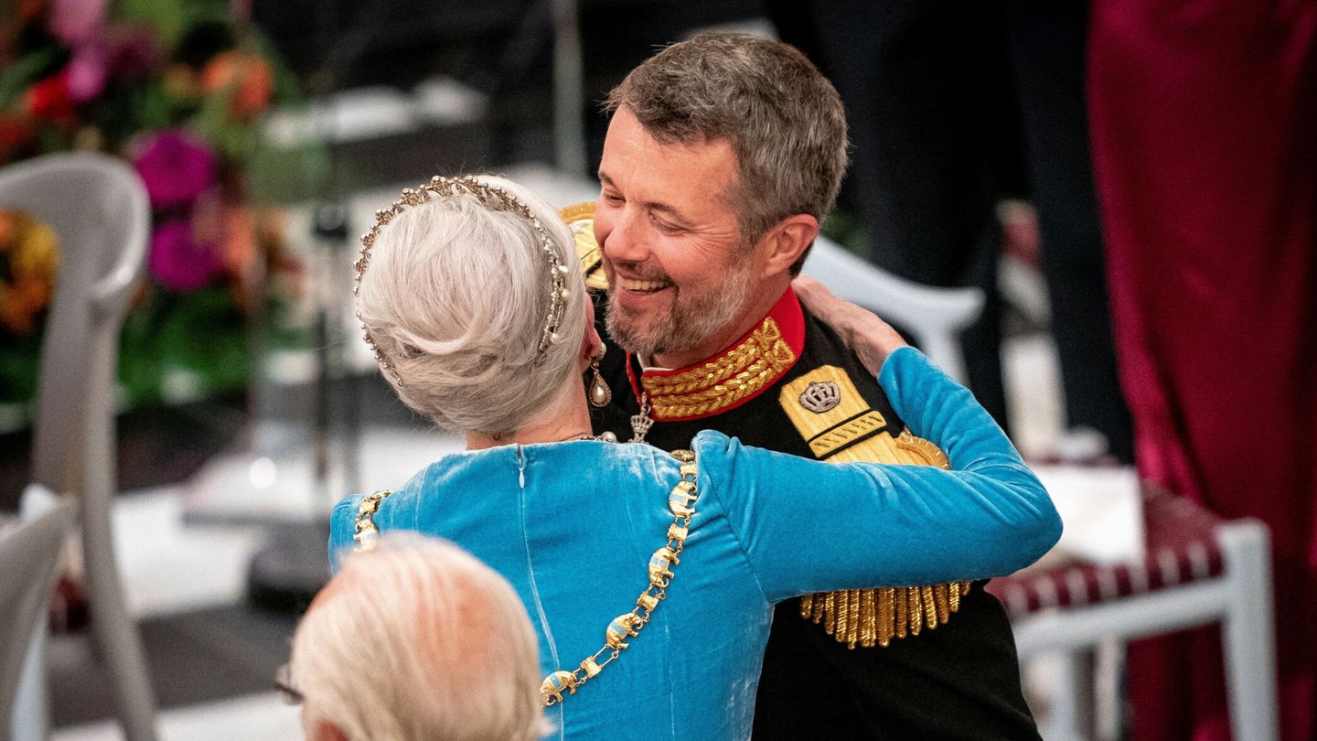 La reina Margarita abraza a su hijo Federico en la celebración del jubileo a mediados de septiembre. (Reuters)