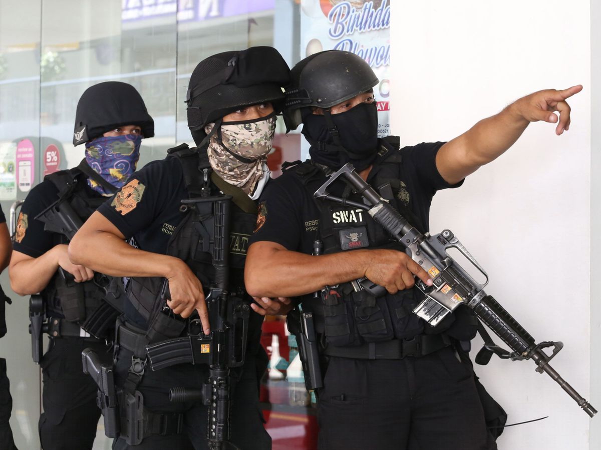 Foto: Fuerzas especiales en el centro comercial donde un hombre se ha atrincherado con 30 personas. (EFE)