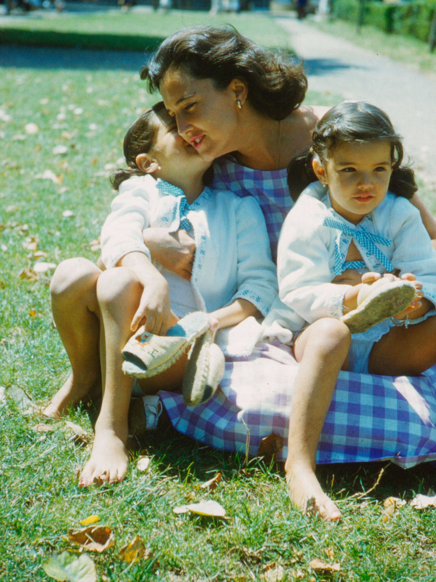Las hermanas Ordóñez con su madre en un día de campo. (Getty) 