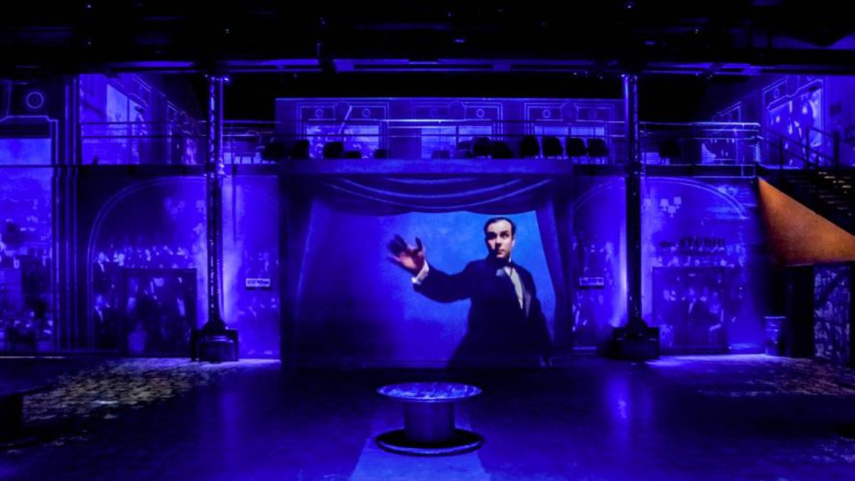 La expo inmersiva que rinde tributo a Yves Klein, el inventor del color (azul) más famoso 