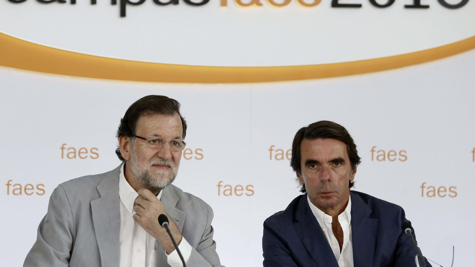 Foto: El presidente del PP, Mariano Rajoy (i), junto al presidente de honor del PP y presidente de Faes, José María Aznar. (EFE)