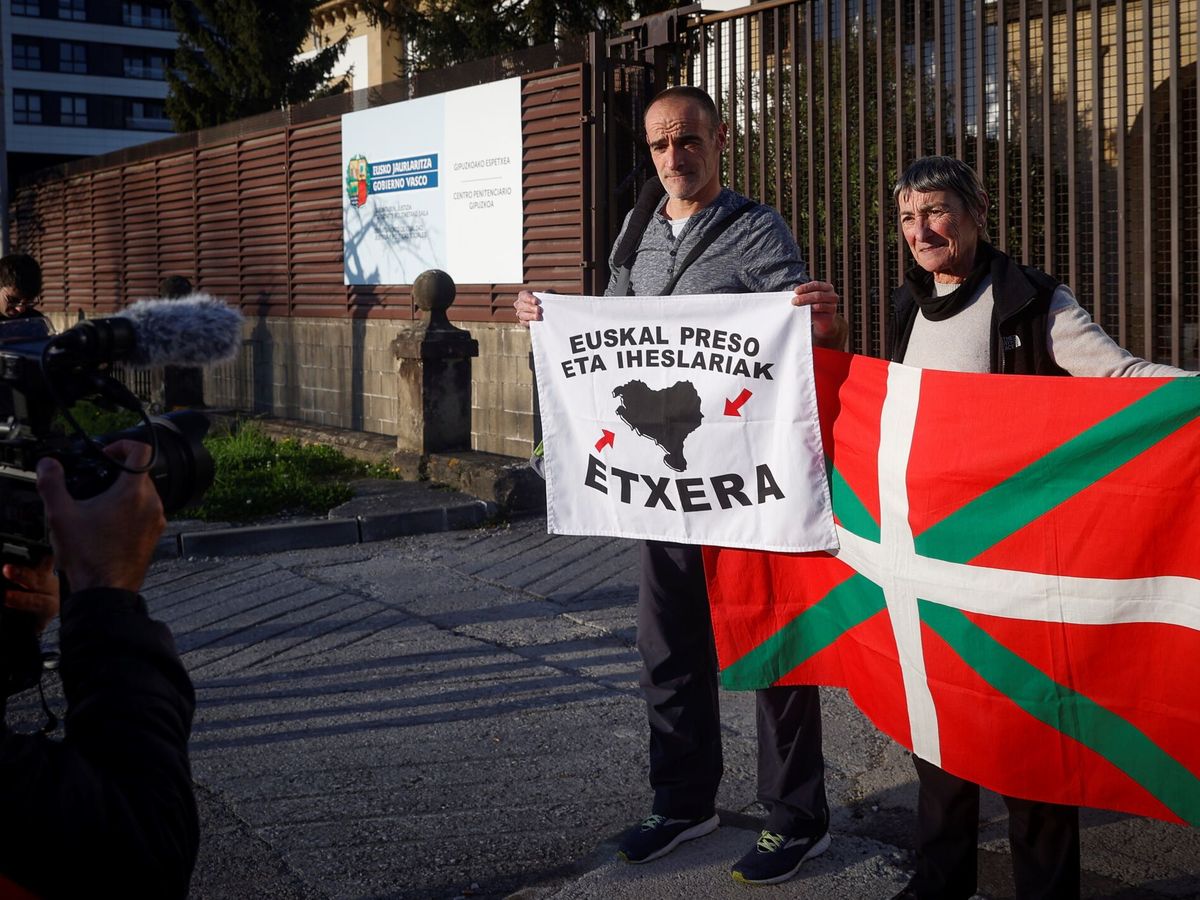 Foto: El preso de ETA Xabier Atristain, a su salida de prisión. (EFE/Javier Etxezarreta)