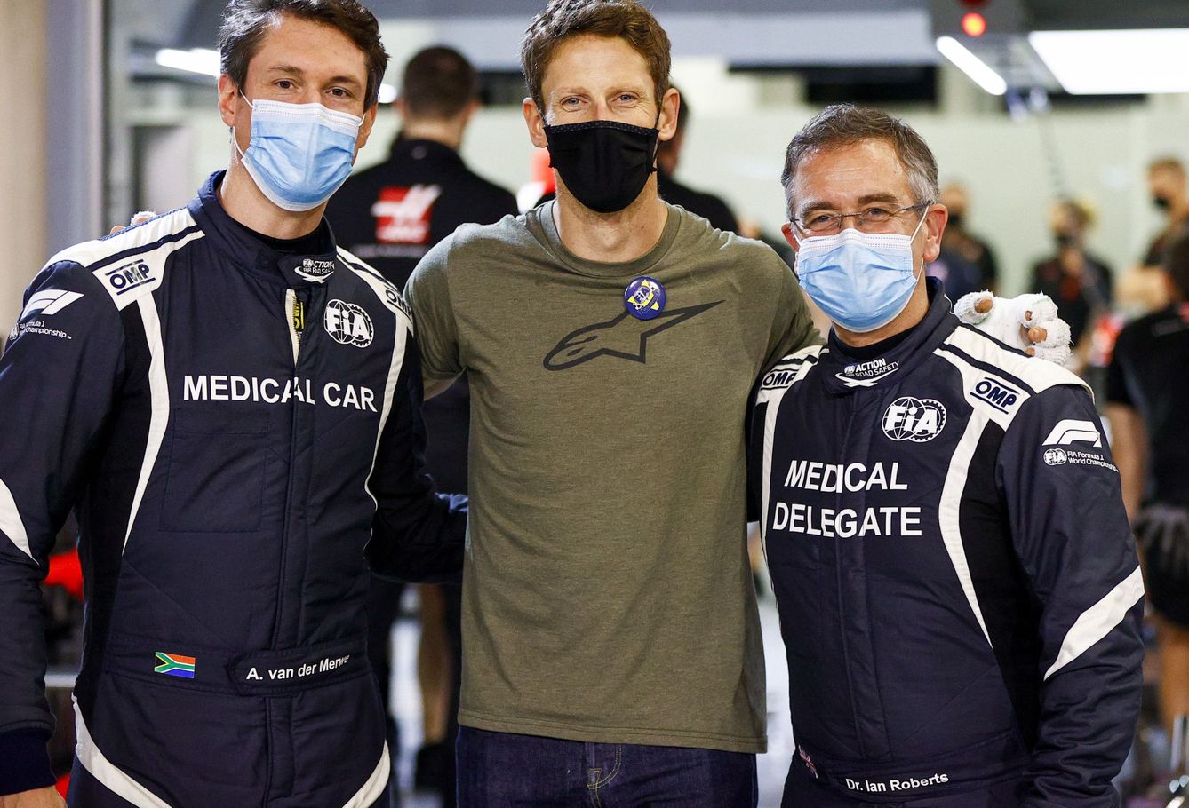 Romain Grosjean con el doctor Ian Roberts y el piloto Alan van der Werwe en Sakhir