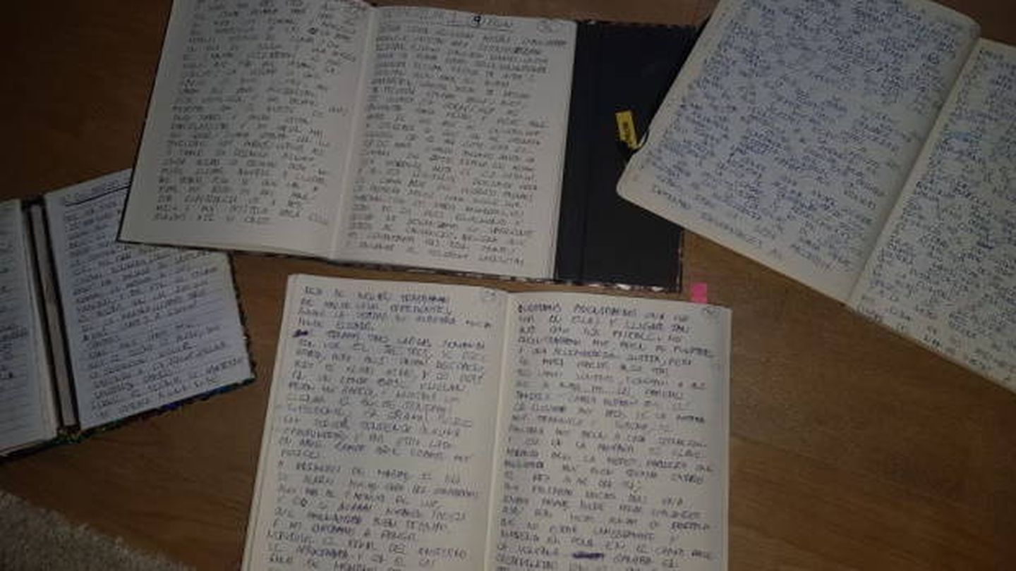 Cuadernos manuscritos de la Montaña desnuda. (Fotografía de Alex Txikon)