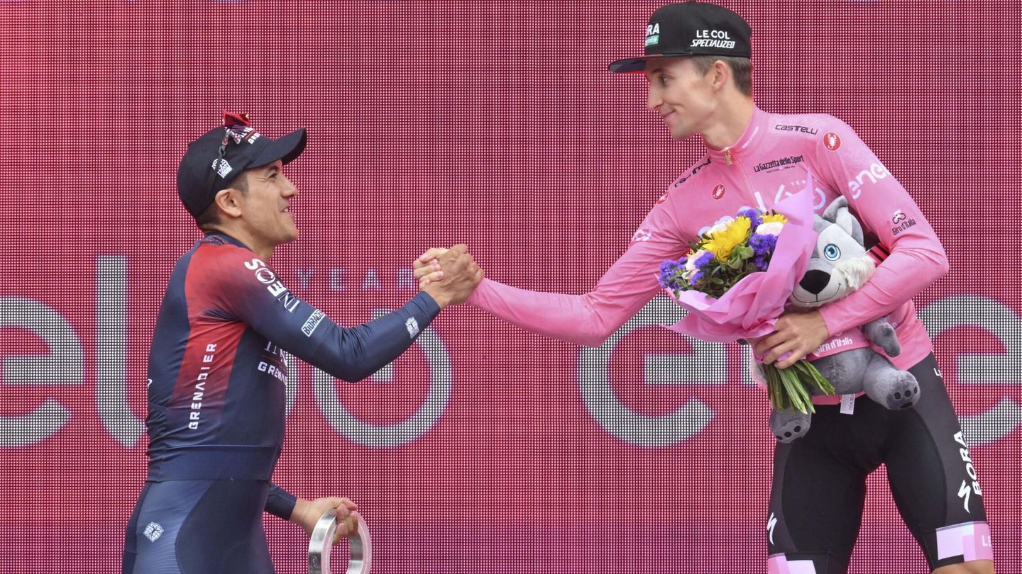 Carapaz y Hindlye, tras concluir el Giro. (EFE/Maurizio Brambatti)