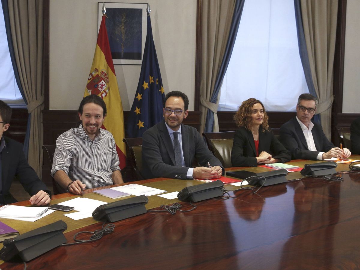 Foto: PSOE, Podemos y Cs se reunieron en abril de 2016 para sumar apoyos al pacto del abrazo. (EFE)