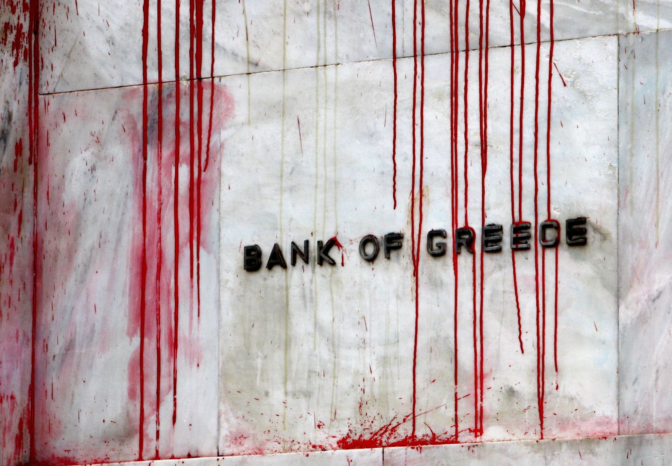 Pintura roja sobre la fachada del Banco de Grecia (Reuters).