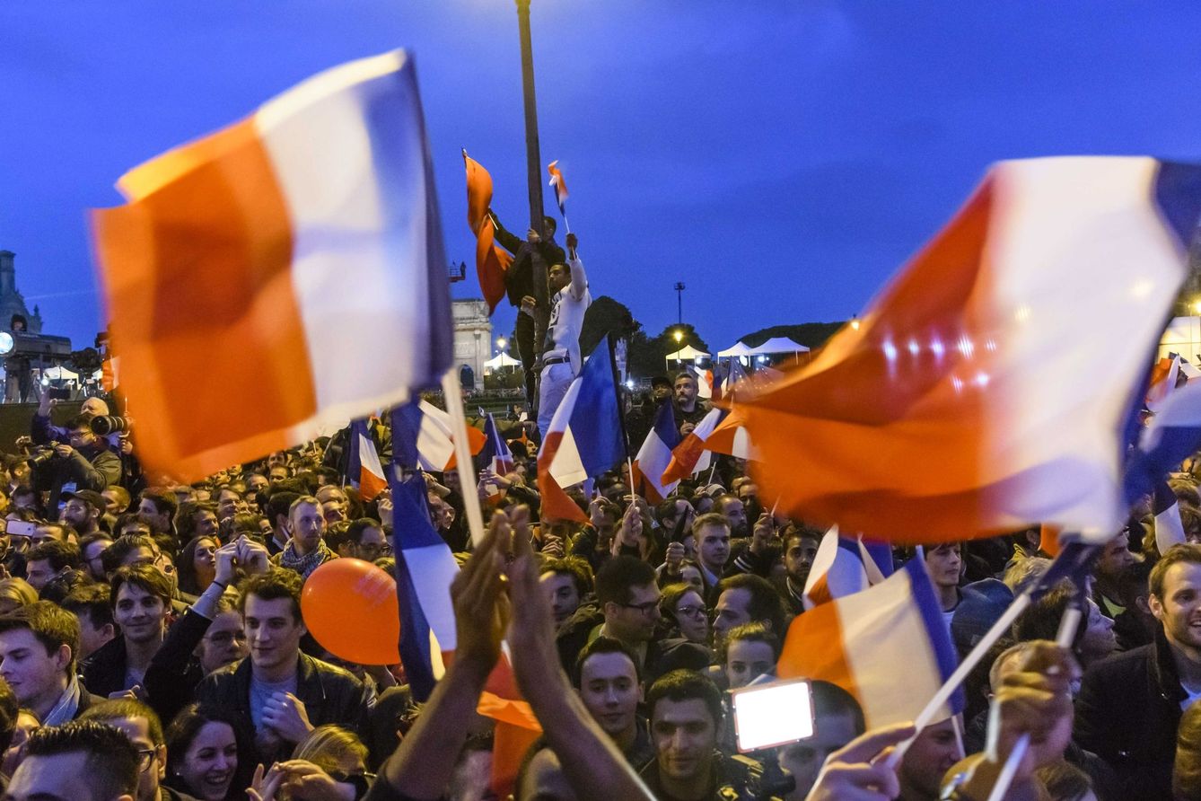Seguidores de Macron celebran su victoria en París, el 7 de mayo de 2017. (EFE)