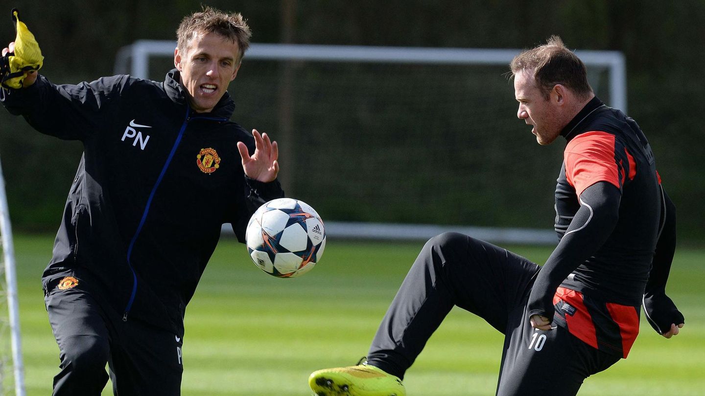 Phil Neville participa en un entrenamiento junto a Wayne Rooney (Reuters).
