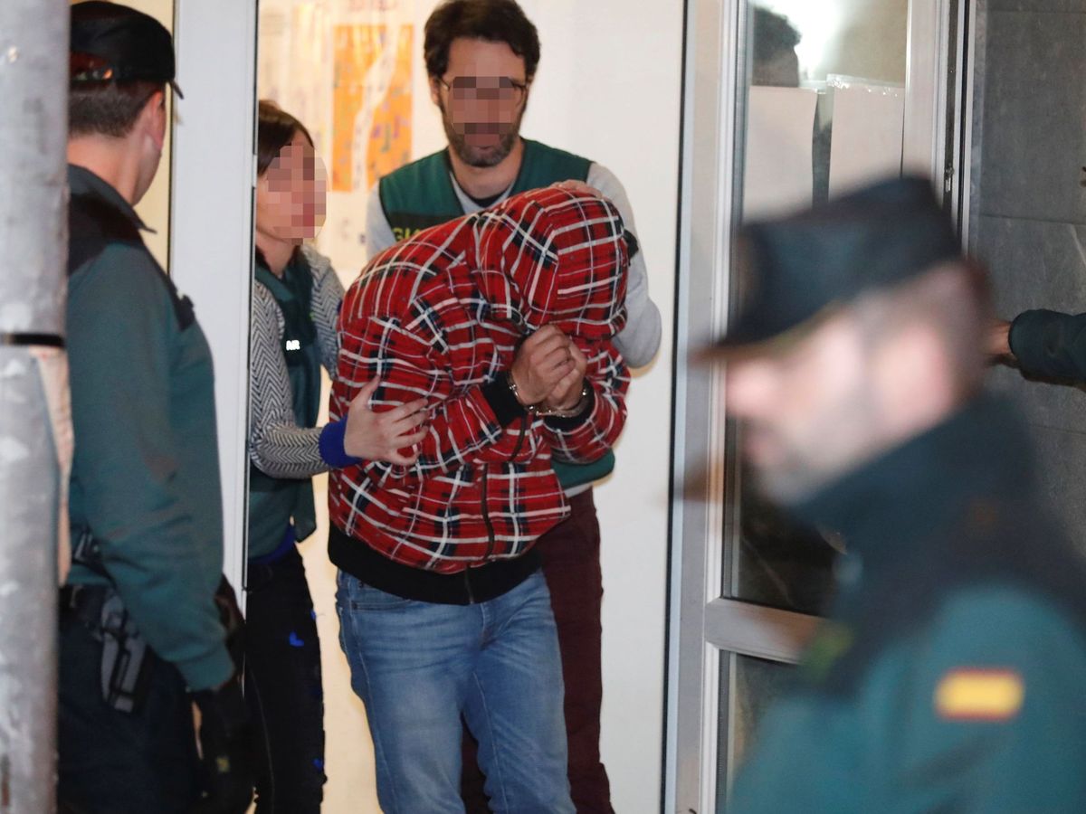 Foto: Uno de los detenidos como autores materiales del asesinato por encargo del concejal de Llanes Javier Ardines . Foto: Efe