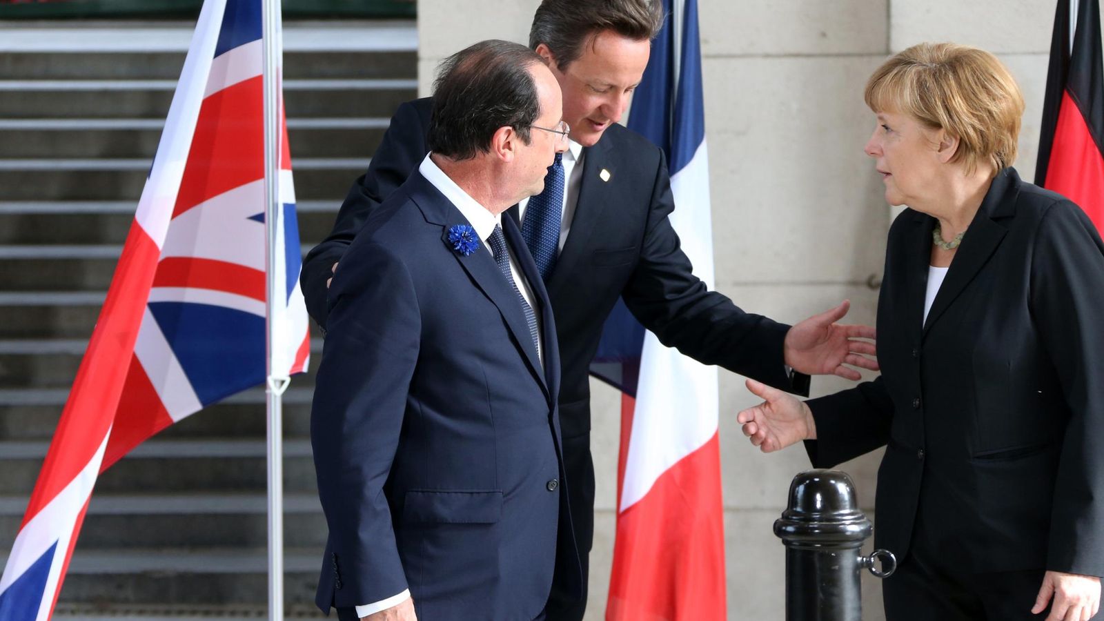 Foto: François Hollande, David Cameron y Angela Merkel, durante un acto de conmemoración del inicio de la Iª Guerra Mundial en Francia, en junio de 2014. (Reuters)