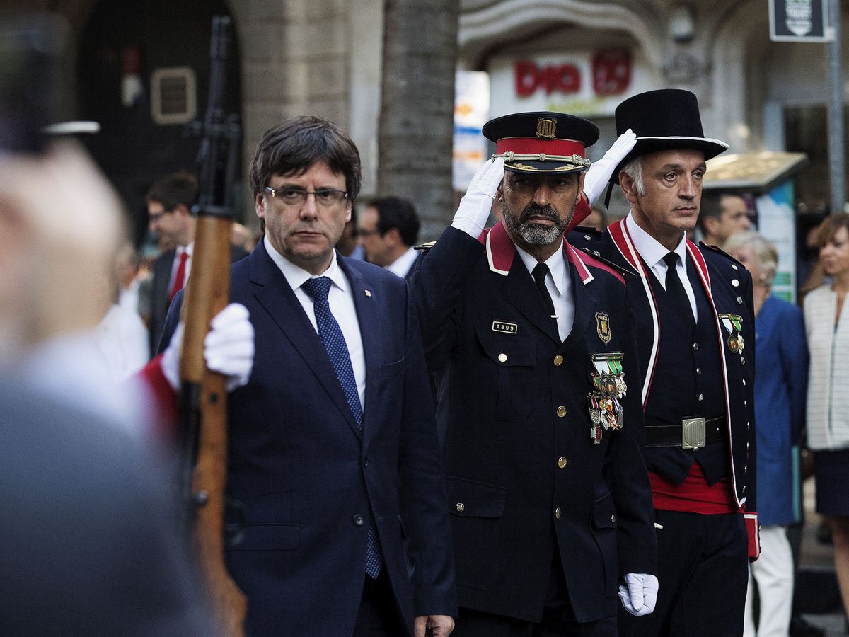 Foto: Puigdemont y Trapero, durante la Diada de 2017. (EFE)