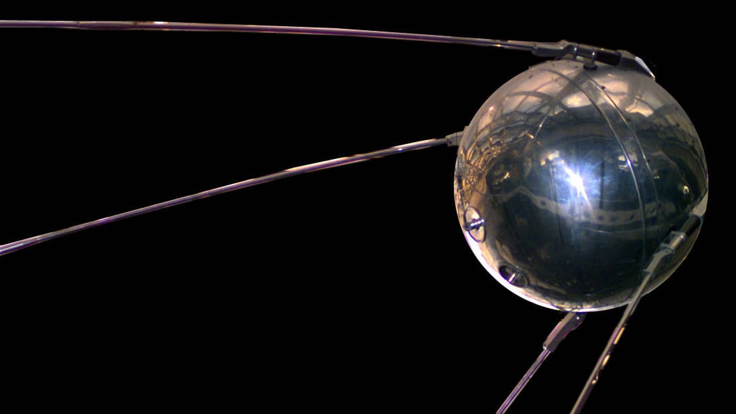Réplica de Sputnik 1, el primer satélite artificial en el mundo, listo para ser puesto en órbita. (Wikimedia)