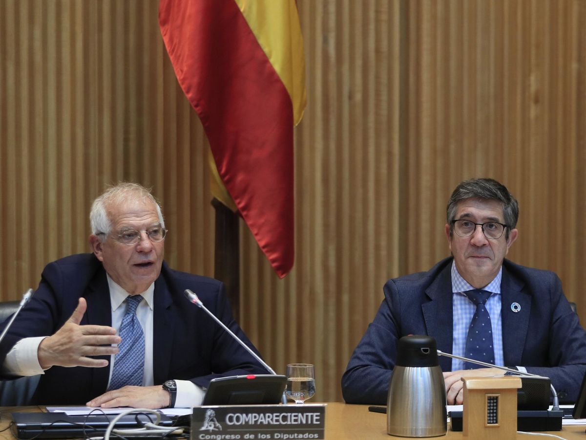Foto: El alto representante de la Unión para Asuntos Exteriores y Política de Seguridad y vicepresidente de la Comisión Europea, Josep Borrell (i) junto con el presidente de la comisión, Patxi López. (EFE)