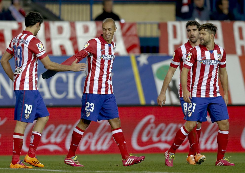 Foto: Joao Miranda es felicitado por sus compañeros tras marcar un gol frente a la Real Sociedad.