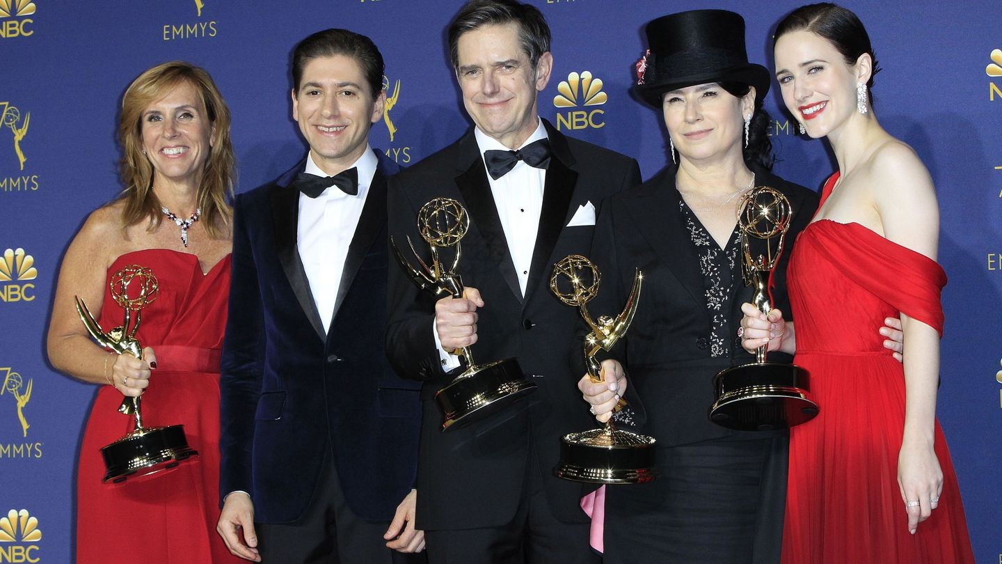 El elenco de 'The Marvelous Mrs Maisel' posa con el Emmy a Mejor Serie de Comedia durante los Emmy. (EFE) 
