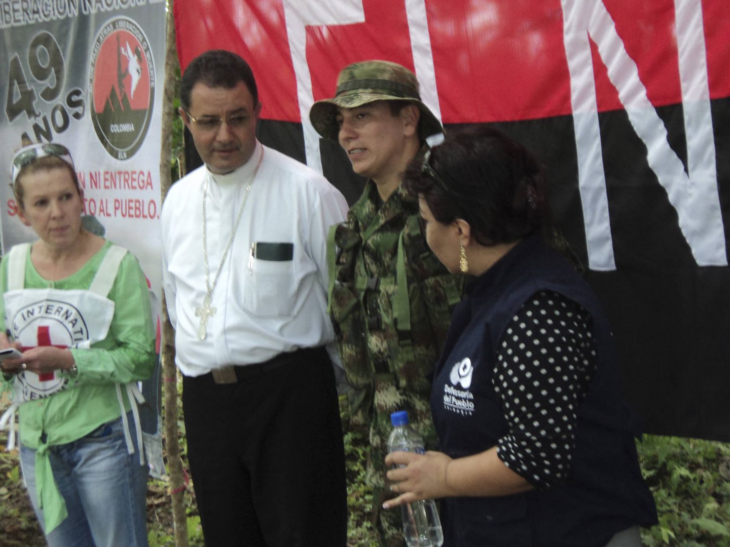Un representante de la Iglesia Católica durante la liberación de un soldado colombiano secuestrado por el ELN, en julio de 2013. (Reuters)