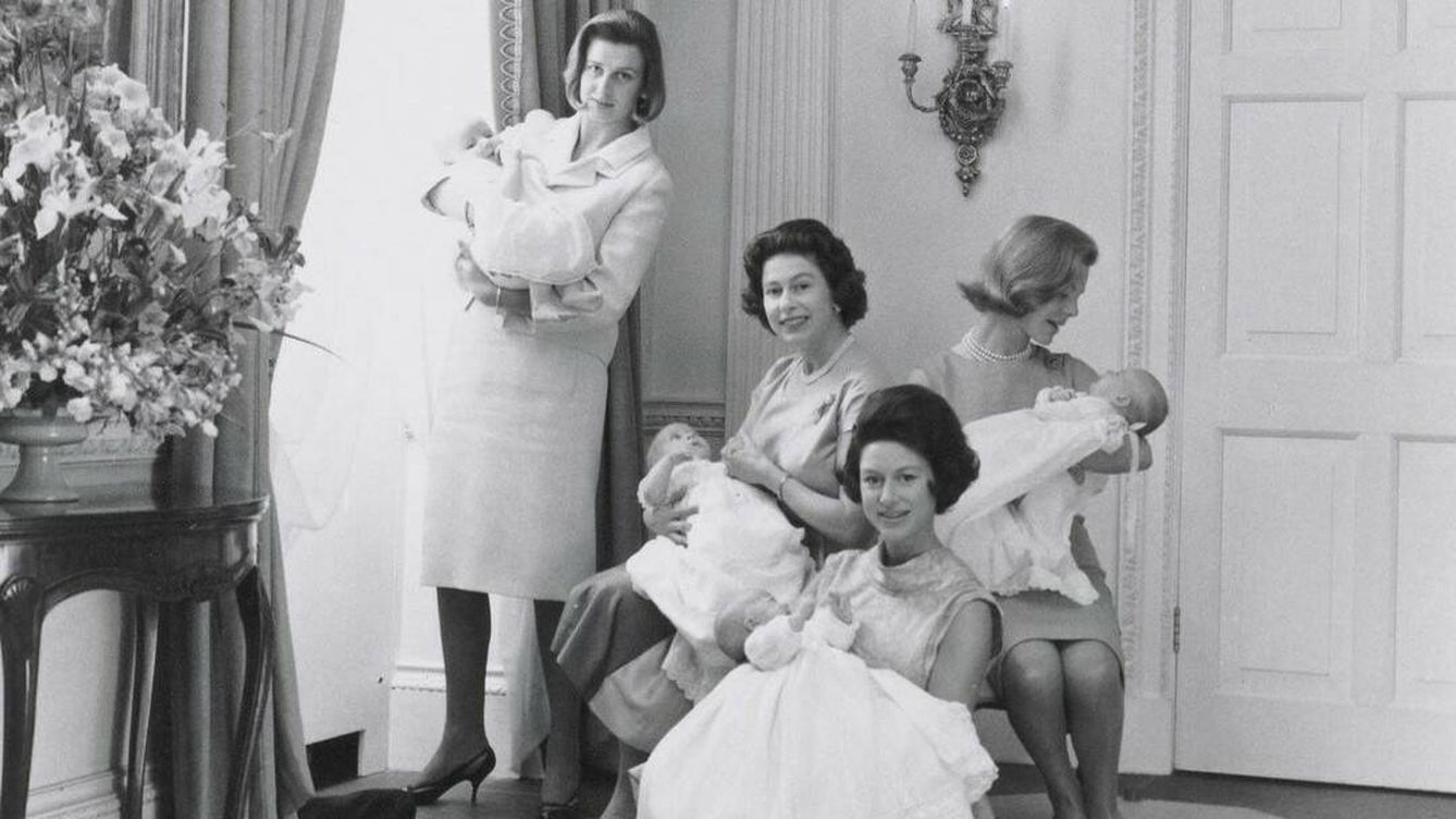 Foto: Un grupo de madres reales con sus bebés en 1964 fotografiadas por Snowdon. (Instagram/@royalcollectiontrust)