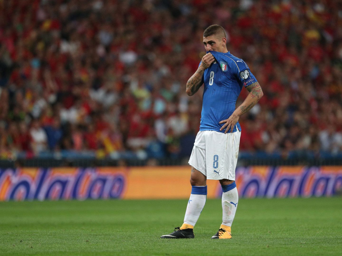 Marco Verratti se lamenta durante un partido de la selección italiana | Reuters