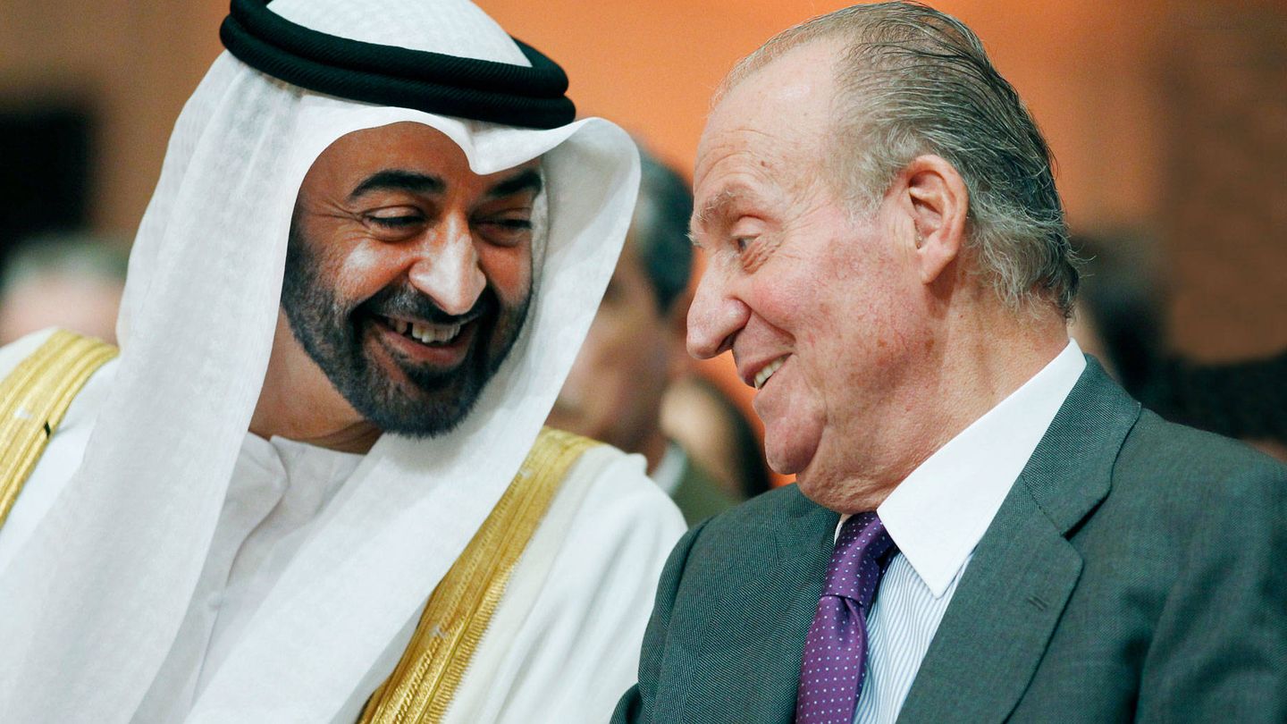 El rey Juan Carlos, con el príncipe heredero de Abu Dabi. (EFE)