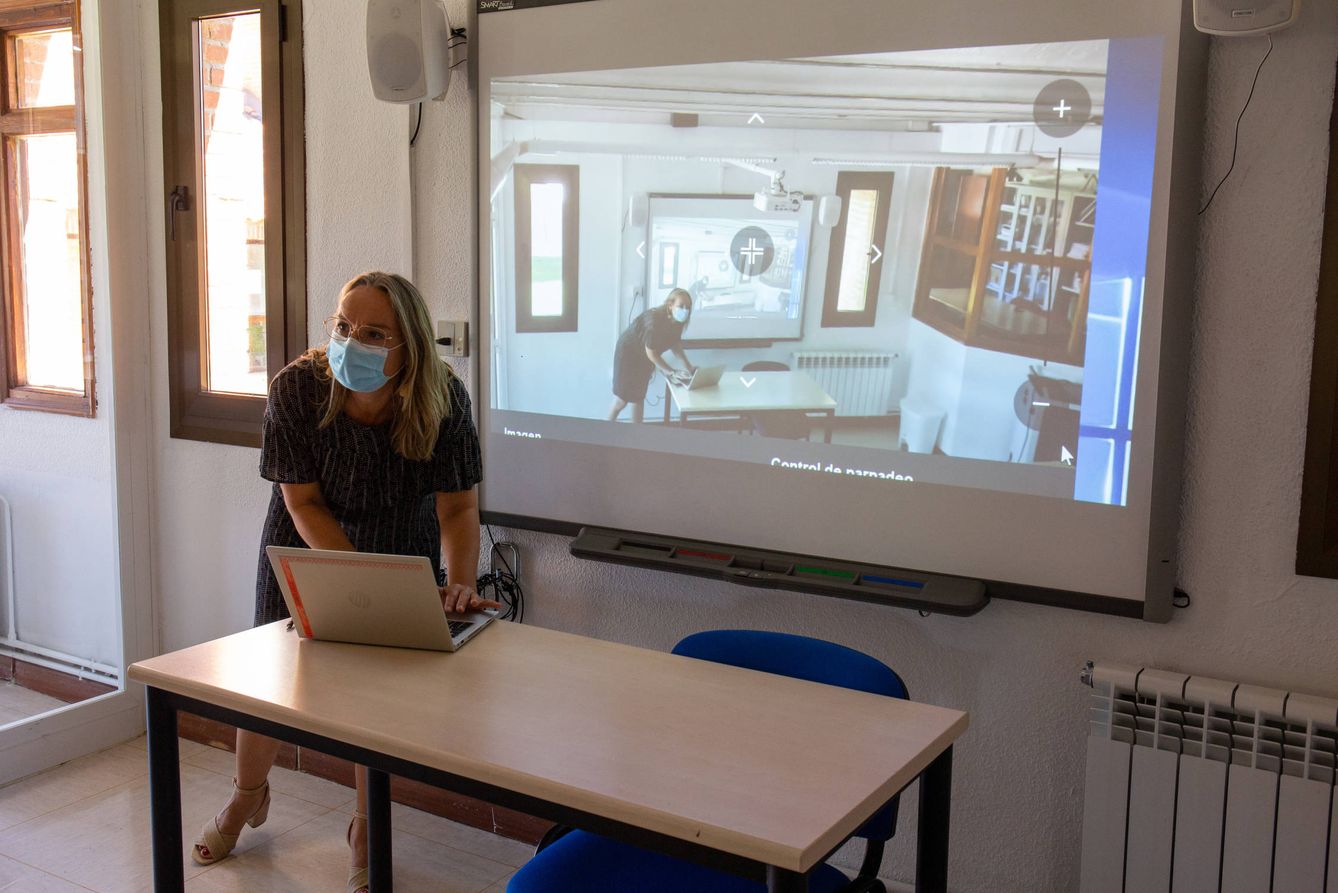 Una profesora del colegio SEK El Castillo prepara una clase por 'streaming'. (D. B.)