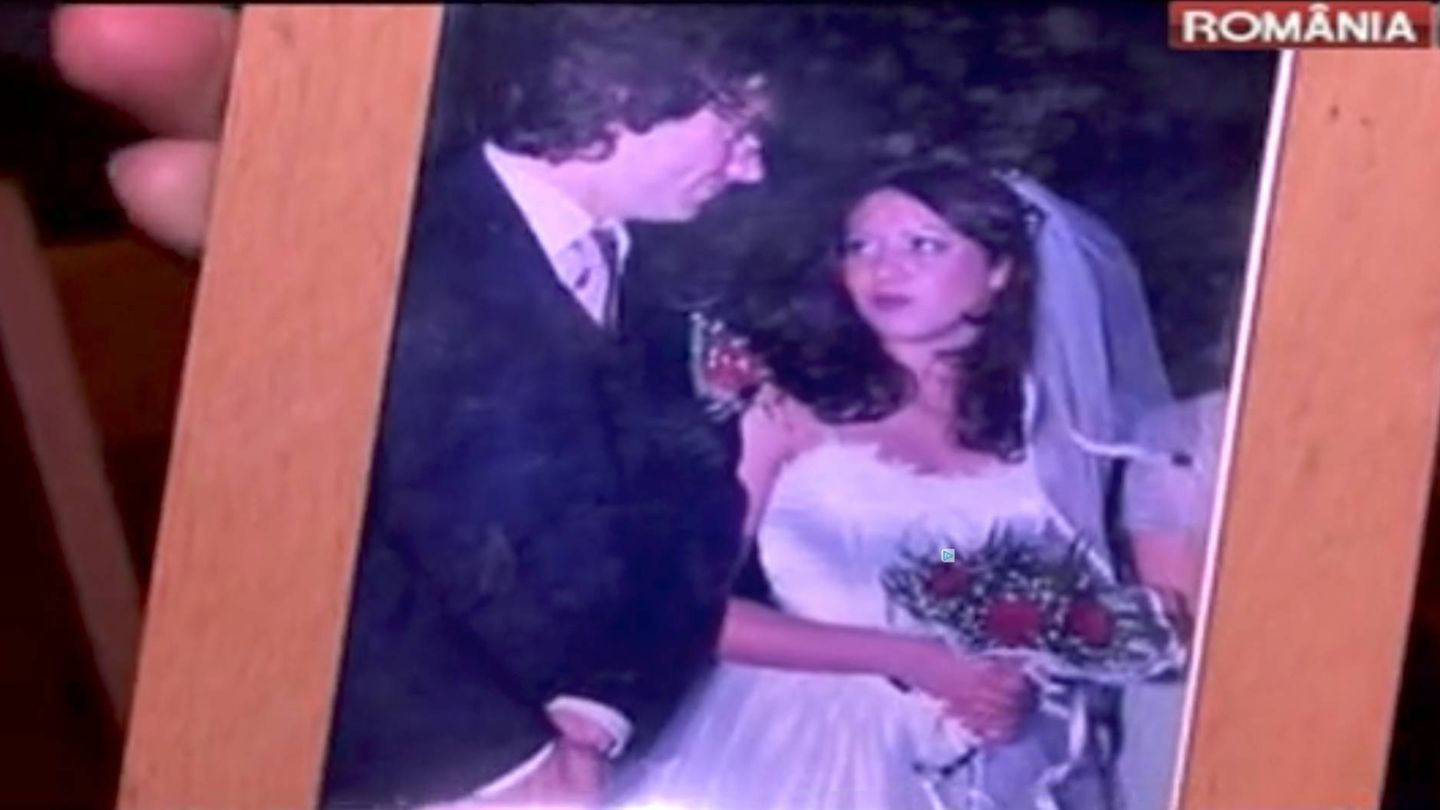 Marcela Topor y su esposo, Carles Puigdemont. (Captura televisión estatal de Rumanía)