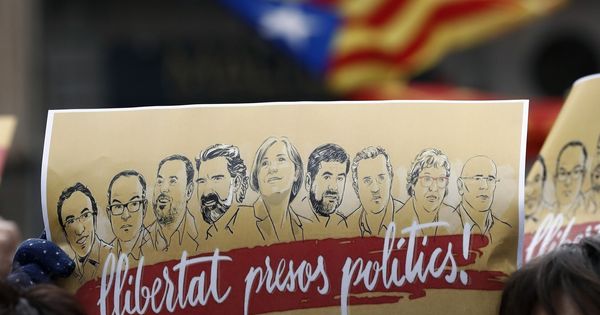 Foto: Cartel a favor de la libertad de los presos políticos. (EFE)