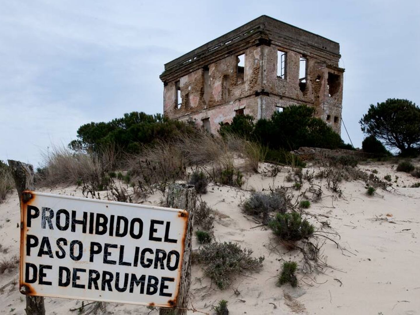 Un cartel de 'Prohibido el paso. Peligro de derrumbe' en Doñana. (Héctor Garrido)
