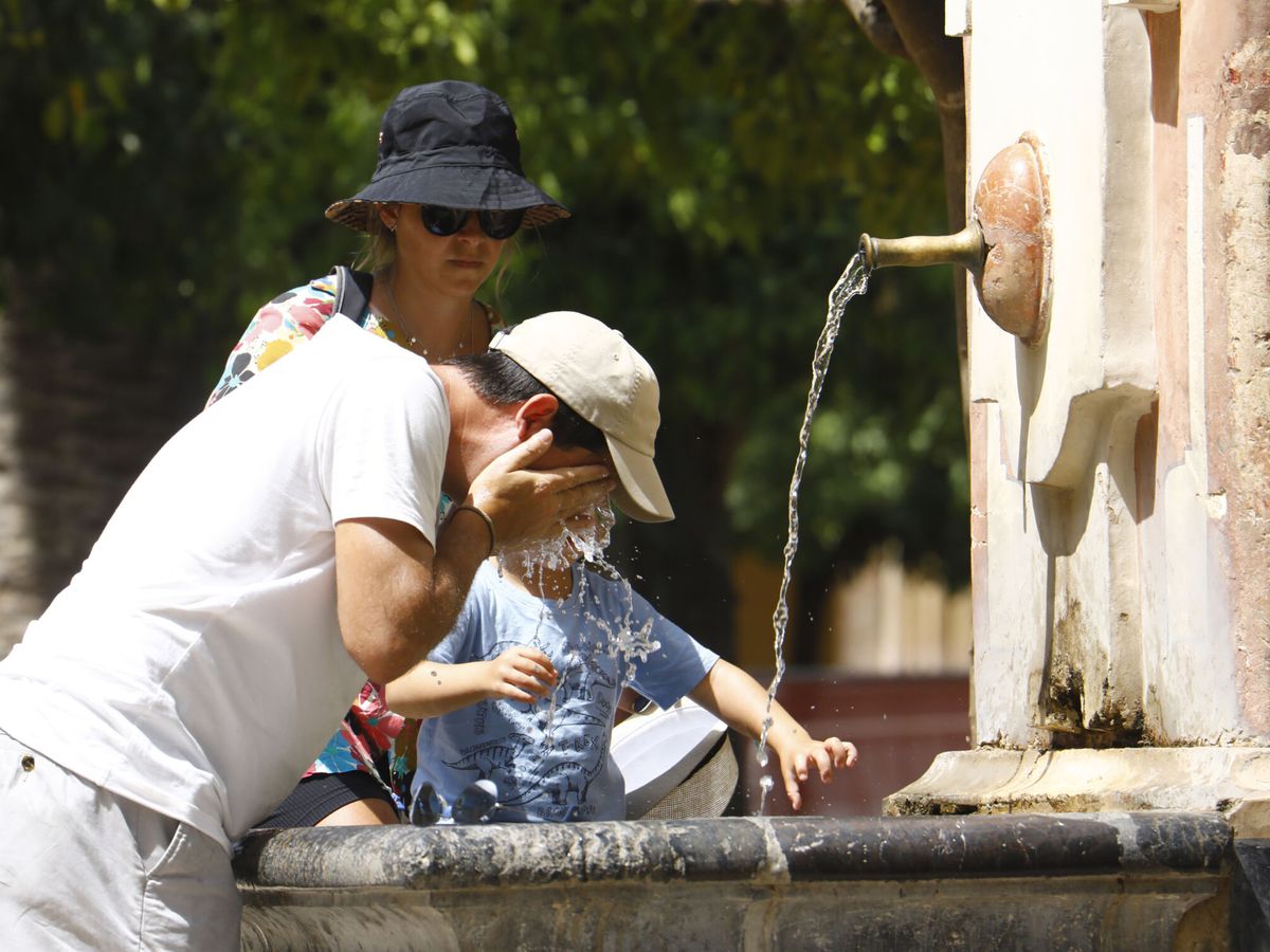 Foto: Turistas se refrescan en una fuente en Córdoba. (EFE/Salas)