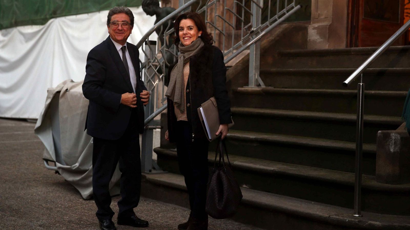 Foto: El delegado del Gobierno en Cataluña, Enric Millo, y la vicepresidenta del Gobierno, Soraya Sáenz de Santamaría. (EFE)