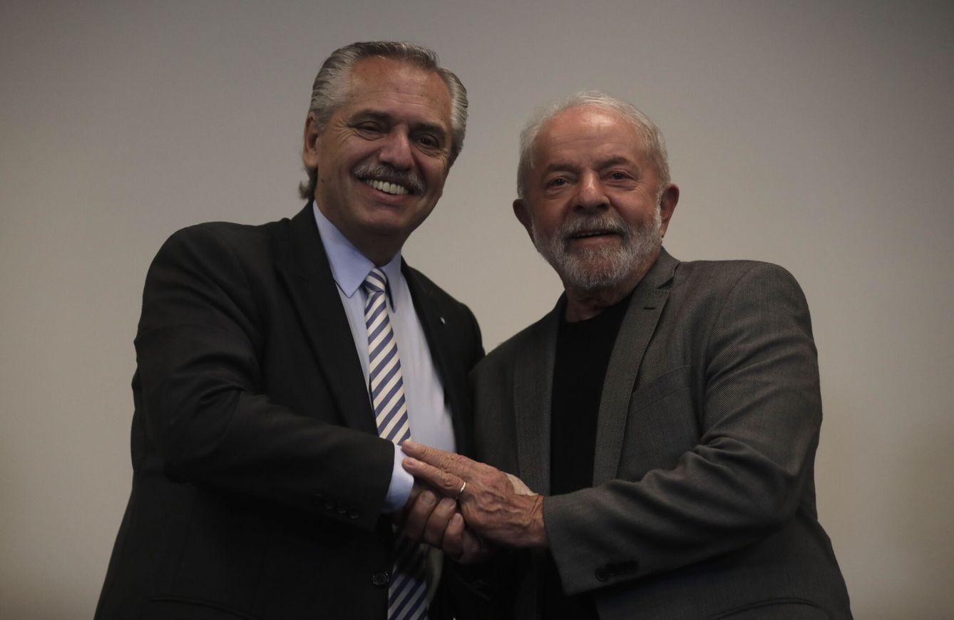 El presidente de Argentina, Alberto Fernández, se reúne con el presidente electo de Brasil, Luiz Inácio Lula da Silva, en São Paulo (Brasil) tras conocer su victoria. (EFE/Fernando Bizerra)