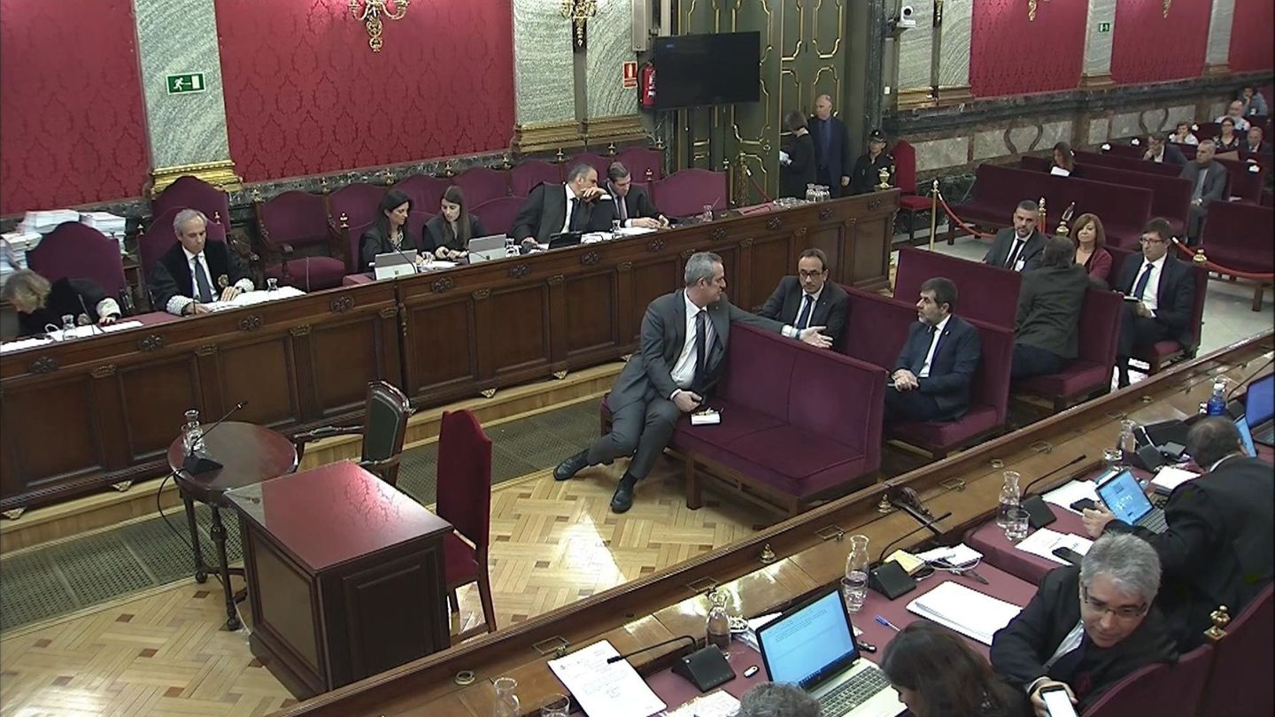Joaquim Forn (c), exvicepresidente y 'exconseller' de Interior de la Generalitat, conversando con Jordi Sánchez, durante una sesión del juicio del 'procés'. (EFE)