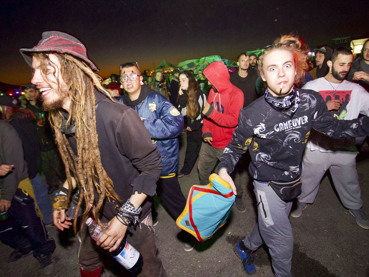 Foto: 5.000 jóvenes se concentran en una fiesta clandestina en Fuente Álamo (Murcia). (EFE/Juan Carlos Caval)