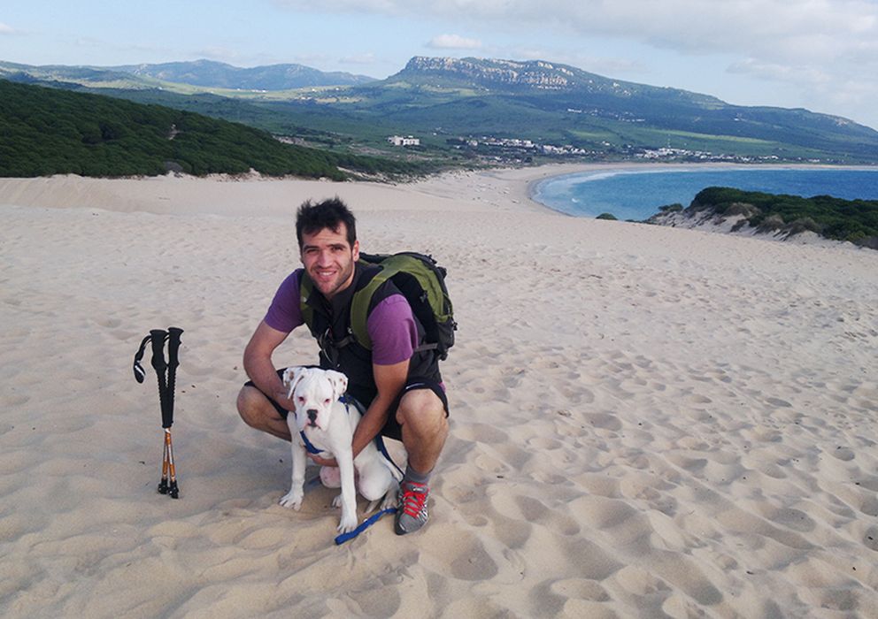 Foto: Carlos Matallanas junto a su perro en una playa de Cádiz.