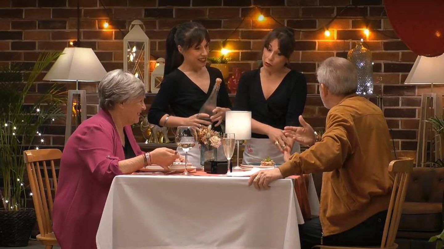 Luis tontea con las camareras de 'First Dates'. (Mediaset)