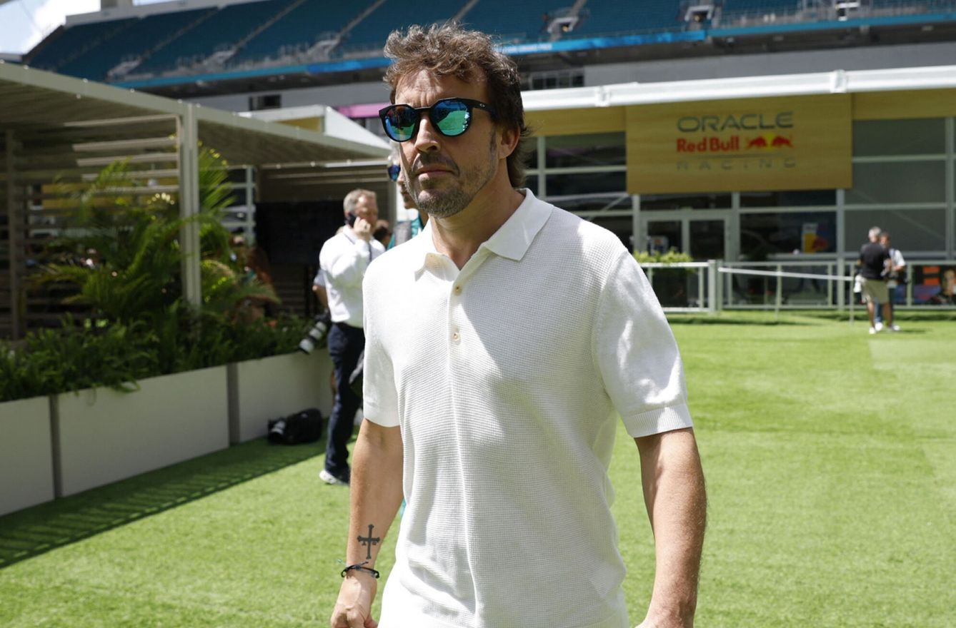 Alonso, como Hamilton, a la expectativa con Newey. (Reuters/Marco Bello)