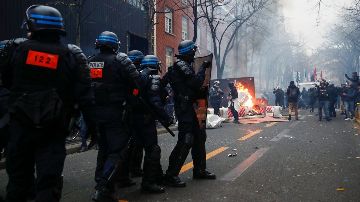 95 detenidos y 67 agentes heridos en Francia tras las protestas contra la Ley de Seguridad