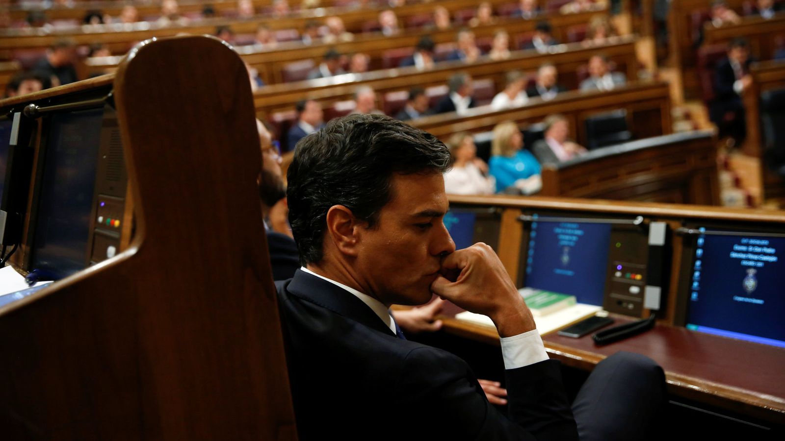 Foto: Pedro Sánchez, en su escaño durante el debate previo a la segunda votación de investidura de Mariano Rajoy. (Reuters)